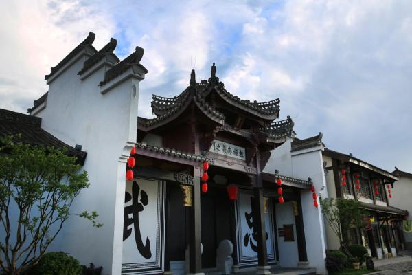 还好穿了防弹衣!缉毒警展示26年“缉毒宝典”:缉毒就是要拿命去拼